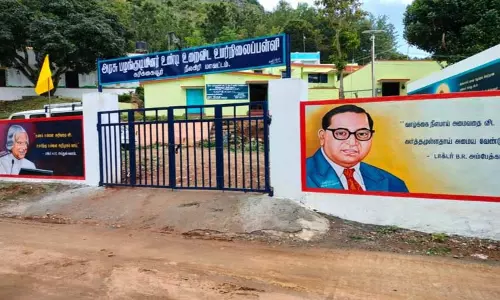 தனியார் பள்ளிகளுக்கு இணையாக செயல்படும் கரிக்கையூர் உண்டு உறைவிடப் பள்ளிக்கூடம்-கிராம மக்கள் பாராட்டு தனியார் பள்ளிகளுக்கு இணையாக செயல்படும் கரிக்கையூர் உண்டு உறைவிடப் பள்ளிக்கூடம்-கிராம மக்கள் பாராட்டு