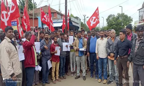 பணி நிரந்தரம் செய்யக்கோரி மின்வாரிய ஒப்பந்த ஊழியர்கள் கலெக்டரிடம் மனு கொடுக்கும் போராட்டம்