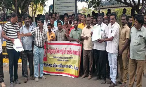 தூத்துக்குடியில் மின்வாரிய ஒப்பந்த தொழிலாளர்கள் ஆர்ப்பாட்டம்