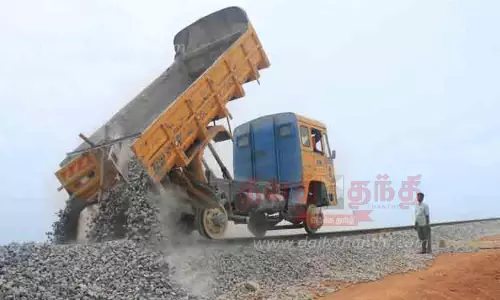 புதிதாக அமைக்கப்பட்ட தண்டவாள பாதையில் லாரி மூலம் ஜல்லிக்கற்கள் கொட்டும் பணி