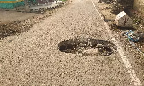 அய்யம்பாளையத்தில் சாலையில் ஏற்பட்ட திடீர் பள்ளம்