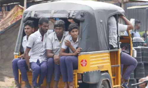 ஆட்டோக்களில் வதைபடும் பள்ளிக்குழந்தைகள்