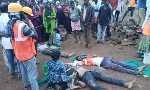 சுற்றுச்சுவர் இடிந்து 5 தொழிலாளர்கள் பலி