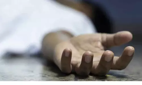 பாலக்கோடு அருகே புளியமரத்தில் மோட்டார்சைக்கிள் மோதி திருமணம் நிச்சயிக்கப்பட்ட தொழிலாளி பலி