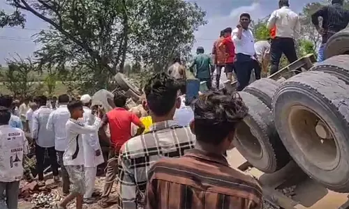 துலே அருகே கோர விபத்து; தறிகெட்டு ஓடிய லாரி மோதி 10 பேர் பலி - படுகாயத்துடன் 20 பேர் ஆஸ்பத்திரியில் அனுமதி துலே அருகே கோர விபத்து; தறிகெட்டு ஓடிய லாரி மோதி 10 பேர் பலி - படுகாயத்துடன் 20 பேர் ஆஸ்பத்திரியில் அனுமதி