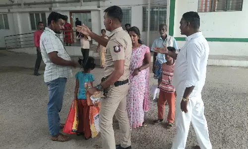 2 குழந்தைகளுடன் தீக்குளிக்க முயன்ற தம்பதியால் பரபரப்பு