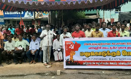 மின்வாரிய ஒப்பந்த ஊழியர்கள் மனு கொடுக்கும் போராட்டம்