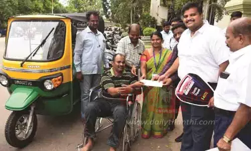 அண்ணல் அம்பேத்கர் தொழில் முன்னோடிகள் திட்டத்தின் கீழ்மாற்றுத்திறனாளிக்கு மின் ஆட்டோ