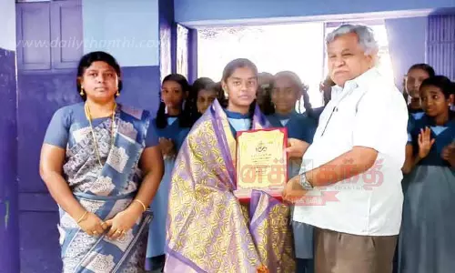 மாணவிக்கு பாராட்டு மாணவிக்கு பாராட்டு