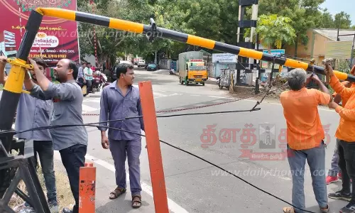 சேலம் அணைமேட்டில் மினிலாரி மோதி ரெயில்வே கேட் சேதம் போக்குவரத்து பாதிப்பு