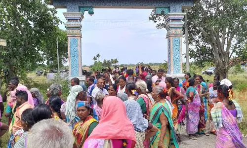 கெங்கவல்லி அருகே ஊரக வேலை உறுதித்திட்ட பணியாளர்கள் போராட்டம்