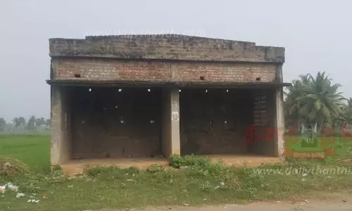 தளிக்கோட்டையில் பயணிகள் நிழலகம் கட்டும் பணி மீண்டும் தொடங்கப்படுமா?