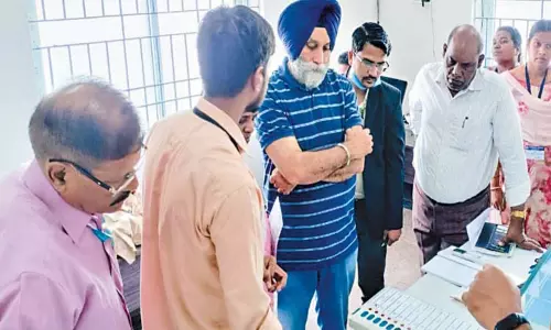 திருவள்ளூரில் மின்னணு வாக்குப்பதிவு எந்திர சரிபார்ப்பு பணிகளை தேர்தல் ஆணைய அதிகாரிகள் ஆய்வு