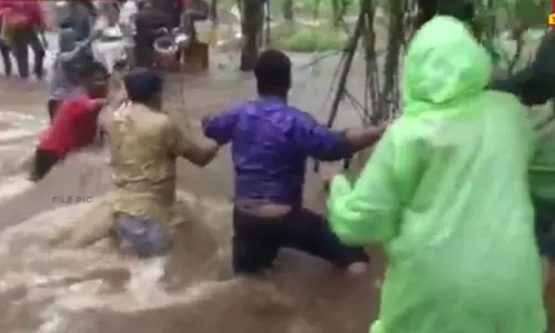 கேரளாவில் வெள்ளப்பெருக்கில் சிக்கிய ரப்பர் தோட்ட தொழிலாளர்கள் மீட்பு..! கேரளாவில் வெள்ளப்பெருக்கில் சிக்கிய ரப்பர் தோட்ட தொழிலாளர்கள் மீட்பு..!