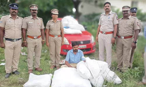 சொகுசு காருடன் 200 கிலோ புகையிலை பொருள் பறிமுதல்