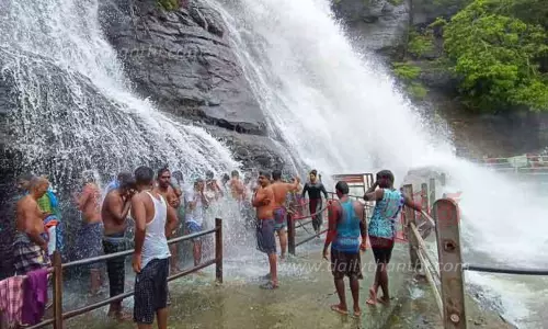 குற்றாலம் அருவிகளில் குடும்பத்துடன் குளித்து மகிழ்ந்த சுற்றுலா பயணிகள் குற்றாலம் அருவிகளில் குடும்பத்துடன் குளித்து மகிழ்ந்த சுற்றுலா பயணிகள்