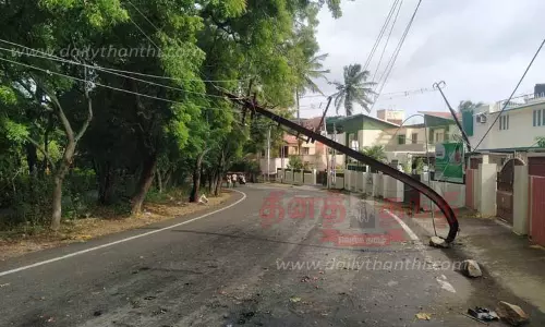 கார் மோதி மின் கம்பம் சேதம்