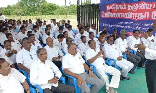 தர்மபுரியில் வக்கீல்கள் உண்ணாவிரத போராட்டம் தர்மபுரியில் வக்கீல்கள் உண்ணாவிரத போராட்டம்