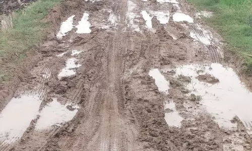 சேறும், சகதியுமான சாலையால் வாகன ஓட்டிகள் அவதி