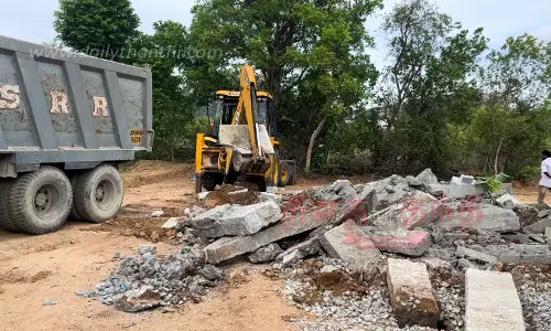 குருபரப்பள்ளி அருகே சிப்காட் நிலத்தில் கட்டிய முனியப்பன் கோவில் இடித்து அகற்றம் பொதுமக்கள் எதிர்ப்பால் பரபரப்பு குருபரப்பள்ளி அருகே சிப்காட் நிலத்தில் கட்டிய முனியப்பன் கோவில் இடித்து அகற்றம் பொதுமக்கள் எதிர்ப்பால் பரபரப்பு