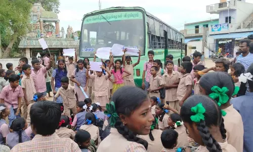 மீண்டும் பஸ் இயக்கக்கோரி பள்ளி மாணவர்கள் சாலை மறியல் உளுந்தூர்பேட்டை அருகே பரபரப்பு