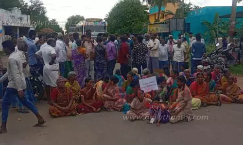 குண்டும் குழியுமாக உள்ள சாலையை சரிசெய்யக்கோரி ெபாதுமக்கள் மறியல்