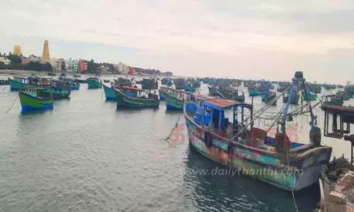 பலத்த காற்றால் 5 ஆயிரம் படகுகள் நிறுத்தம்