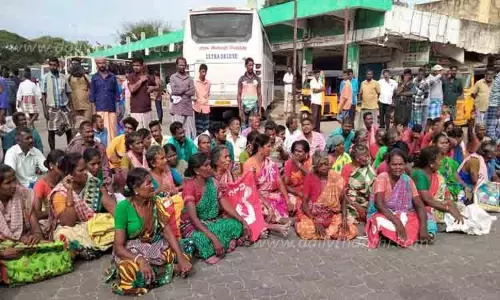 வாரச்சந்தை வியாபாரிகள் திடீர் தர்ணா