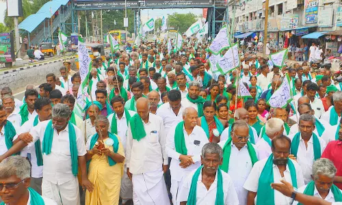 தமிழக விவசாயிகள் சங்கத்தினர் ஊர்வலம்