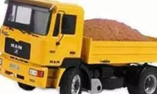 அதிகாரிகள் மடக்கியபோது மண் லாரியுடன் தப்பிசென்ற டிரைவர்