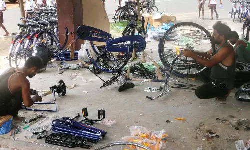 விலையில்லா சைக்கிள்களுக்கு உதிரி பாகங்கள் பொருத்தும் பணி தீவிரம்