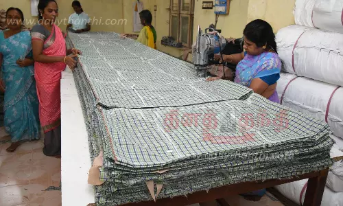 மாணவர்களுக்காக தயாராகும் பள்ளி சீருடைகள்