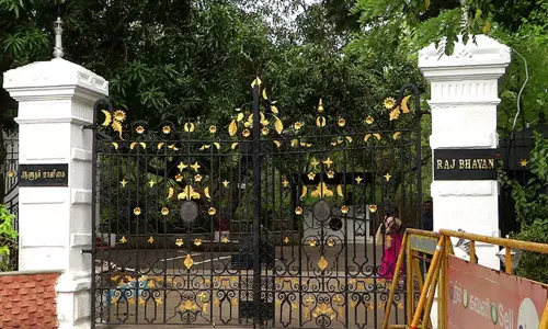 அதிமுக முன்னாள் அமைச்சர்கள் மீதான வழக்கு குறித்து கவர்னர் மாளிகை விளக்கம்