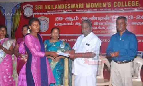 பிளஸ்-2 தேர்வில் அதிக மதிப்பெண்கள் பெற்ற மாணவிகளுக்கு ரொக்கப்பரிசு