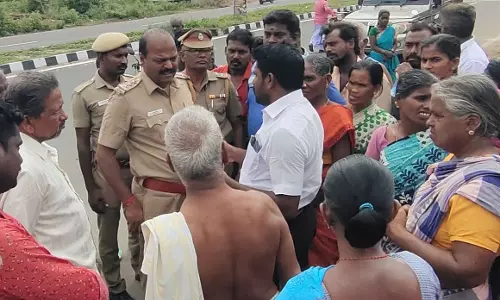 ஏரிக்கரையை ஆக்கிரமித்து கட்டப்பட்ட வீடுகள் அகற்றம் ஏரிக்கரையை ஆக்கிரமித்து கட்டப்பட்ட வீடுகள் அகற்றம்