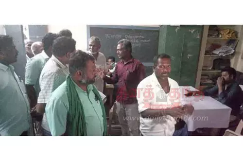 துணை வேளாண் விரிவாக்க மையத்தில் விவசாயிகள் போராட்டம்