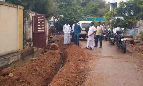 கடமலைக்குண்டு கிராமத்தில்ரூ.12 லட்சத்தில் குடிநீர் குழாய்கள் பதிக்கும் பணி :அதிகாரிகள் ஆய்வு