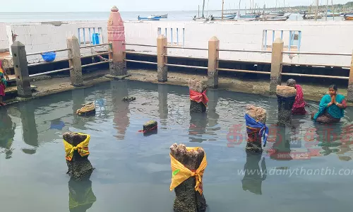 கடல் உள்வாங்கியதால் வெளியே தெரிந்தநவக்கிரக கற்கள்