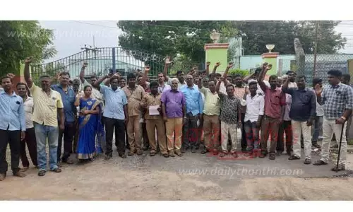 மின்வாரிய அலுவலகம் முன்பு ஊழியர்கள் ஆர்ப்பாட்டம் மின்வாரிய அலுவலகம் முன்பு ஊழியர்கள் ஆர்ப்பாட்டம்