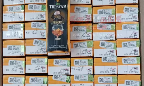 மதுபாக்கெட், பாட்டில்கள் பறிமுதல்; 2 பேர் கைது மதுபாக்கெட், பாட்டில்கள் பறிமுதல்; 2 பேர் கைது