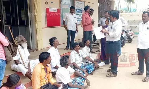 விவசாய நிலத்தில் சாலை அமைக்ககோரிநல்லம்பள்ளி வட்டார வளர்ச்சி அலுவலகத்தில் விவசாயிகள் தர்ணா