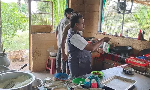 காரிமங்கலம் பகுதியில்காலாவதியான உணவு, தின்பண்டம் விற்ற 4 கடைகளுக்கு அபராதம்