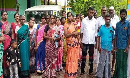 கடையம் யூனியன் அலுவலகத்தை பொதுமக்கள் முற்றுகை கடையம் யூனியன் அலுவலகத்தை பொதுமக்கள் முற்றுகை