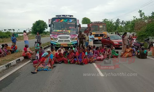100 நாள் வேலையில் முழு சம்பளம் வழங்ககோரிநாச்சினாம்பட்டியில் பெண்கள் திடீர் சாலை மறியல்அதிகாரிகள் பேச்சுவார்த்தை