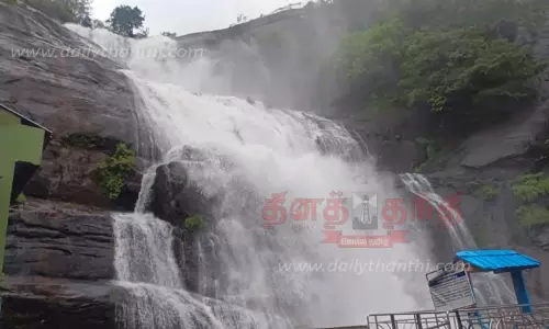 குற்றாலம் அருவியில் வெள்ளப்பெருக்கு; சுற்றுலா பயணிகள் குளிக்க தடை குற்றாலம் அருவியில் வெள்ளப்பெருக்கு; சுற்றுலா பயணிகள் குளிக்க தடை
