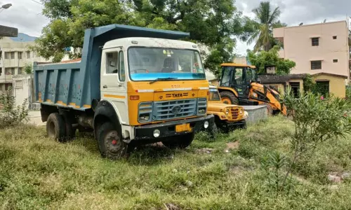 ஏரியில் மண் கடத்திய டிப்பர் லாரி, பொக்லைன் எந்திரம் பறிமுதல்