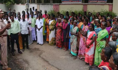 நெல்லை டி.ஐ.ஜி. அலுவலகத்தை கிராம மக்கள் முற்றுகை நெல்லை டி.ஐ.ஜி. அலுவலகத்தை கிராம மக்கள் முற்றுகை