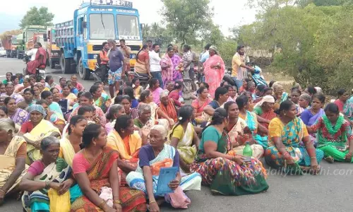 மேட்டூர் அருகே பாலிக்காட்டில்ஊரக வேலை உறுதி திட்ட தொழிலாளர்கள் சாலைமறியல்அதிகாரிகள் சமரசம்