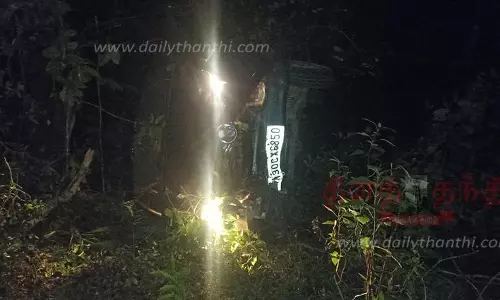 ஏற்காடு மலைப்பாதையில்50 அடி பள்ளத்தில் கார் கவிழ்ந்ததுசுற்றுலா வந்த நண்பர்கள் 3 பேர் காயம்