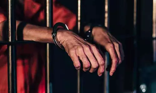 லாரி மோதி தொழிலாளி பலி:டிரைவருக்கு 2 ஆண்டு சிறைசேலம் கோர்ட்டு தீர்ப்பு